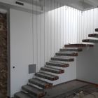 پله معلق چوبی با هندریل کابلی