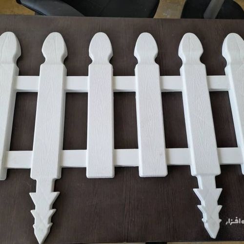 نرده دور باغچه